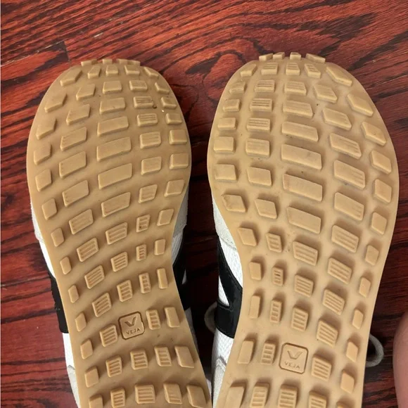 Veja White and Black Women's Sneakers - Picture 4 of 4